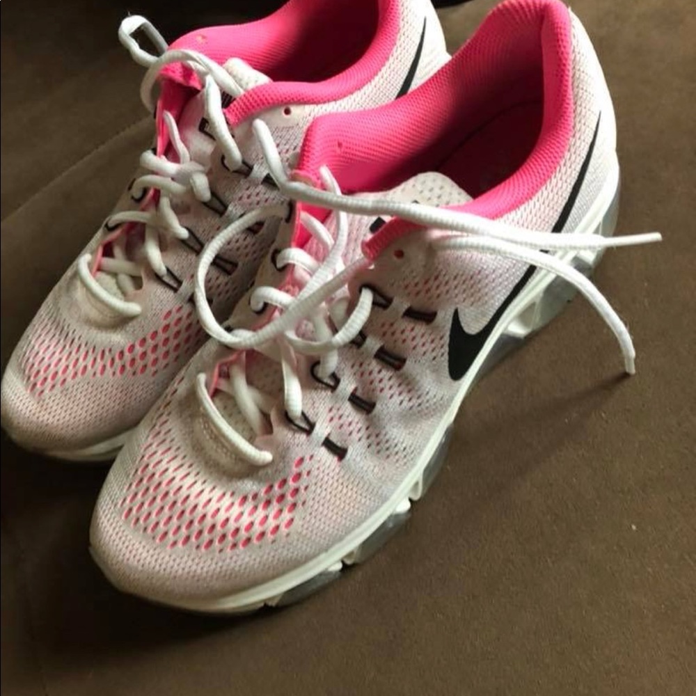 Women's Nike tennis shoes